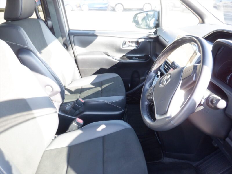 TOYOTA NOAH 2.0 Si DOUBLE BYBEE III (7 SEATER) 2021 RECON UNREGISTER