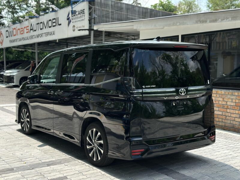 TOYOTA VOXY 2.0 S-Z (7 SEATER) 2023 RECON UNREGISTER